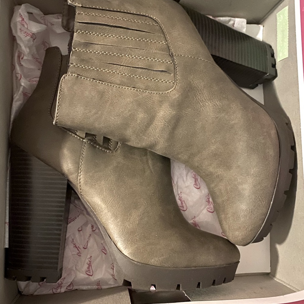 Size 10 women booties, brand new did not use because they’re too big for me.
